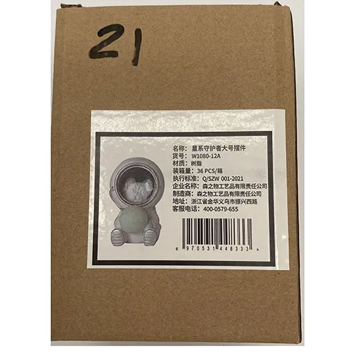 Petite lampe de nuit en forme de chiot astronaute.