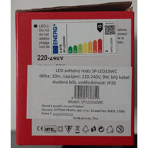 Chaîne d'éclairage blanche composée de 100 sources lumineuses LED non remplaçables et d'un dispositif permettant de changer de mode d'éclairage.