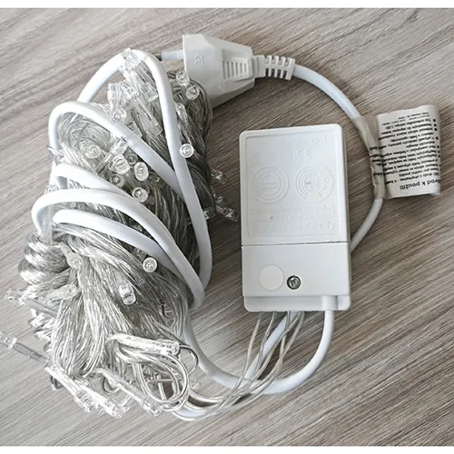 Chaîne d'éclairage blanche composée de 100 sources lumineuses LED non remplaçables et d'un dispositif permettant de changer de mode d'éclairage.