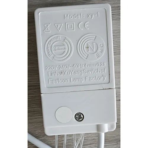 Chaîne d'éclairage blanche composée de 100 sources lumineuses LED non remplaçables et d'un dispositif permettant de changer de mode d'éclairage.