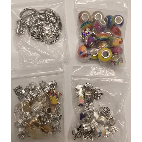 Ensemble de bijoux pour faire des bracelets. Produit vendu en ligne, notamment via cirkle-sverige.se.