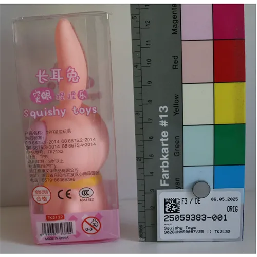 Le lapin en plastique serre le jouet avec les yeux apparaissant lorsque l'estomac est pressé.