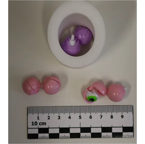 Le lapin en plastique serre le jouet avec les yeux apparaissant lorsque l'estomac est pressé.