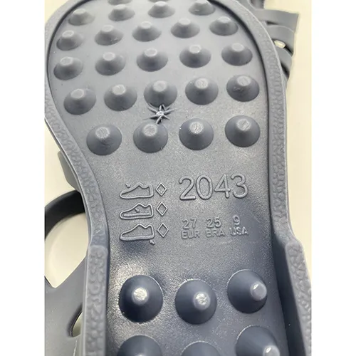 Sandales en plastique, destinées aux enfants. Produit vendu en ligne, notamment via billigaboden.se.