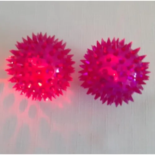 Boule en plastique avec pointes, en différentes couleurs. La balle émet de la lumière et du son.