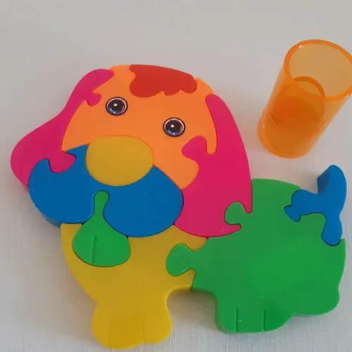 Tapis de puzzle en plastique, composé de dix pièces, en différentes couleurs, en forme de chien.