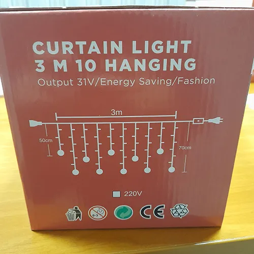 Chaîne lumineuse ornementale avec billes en plastique transparent contenant 150 sources lumineuses LED non remplaçables.