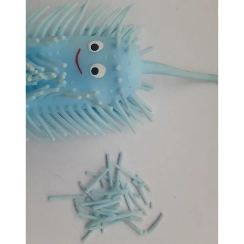 Jouet anti-stress, en forme de chenille bleue, en plastique souple. À l'intérieur du jouet se trouve une boule en plastique qui s'allume lorsqu'elle est frappée.