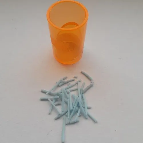 Jouet anti-stress, en forme de chenille bleue, en plastique souple. À l'intérieur du jouet se trouve une boule en plastique qui s'allume lorsqu'elle est frappée.
