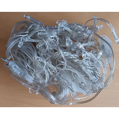 Chaîne d'éclairage avec des sources lumineuses LED non remplaçables et un dispositif pour changer les modes d'éclairage.