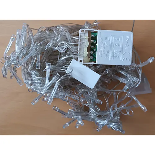 Chaîne d'éclairage avec des sources lumineuses LED non remplaçables et un dispositif pour changer les modes d'éclairage.