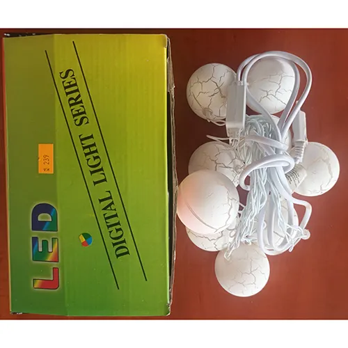 Chaîne de lumières LED encastrées dans des sphères en plastique blanc.
