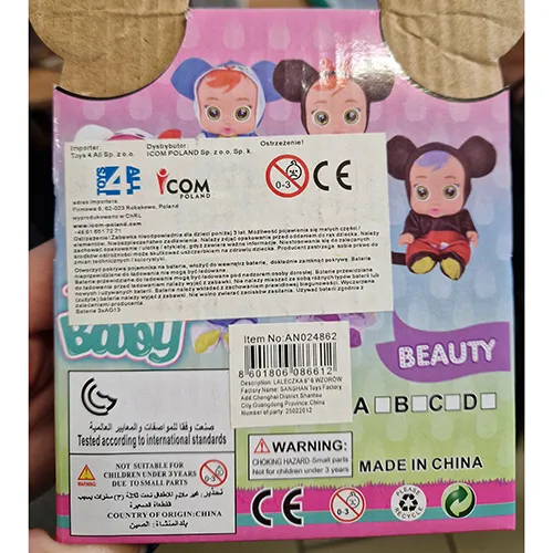 Poupée en plastique avec accessoires.