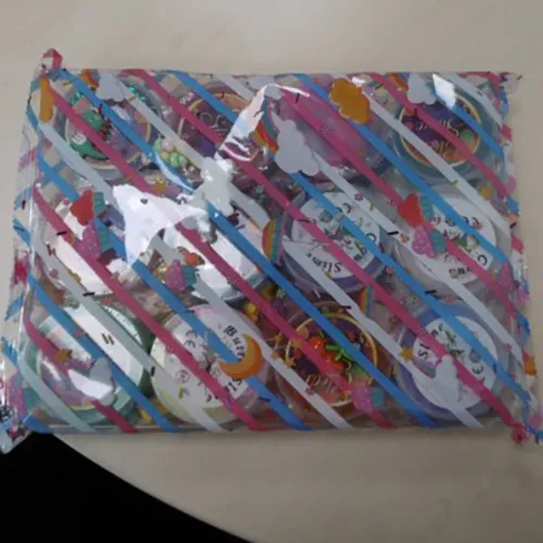 Douze pots de jouet slime coloré avec de petits sacs de décorations parsemées. Produit vendu en ligne, notamment via Amazon (ASIN: B0D6Z7HC9M).