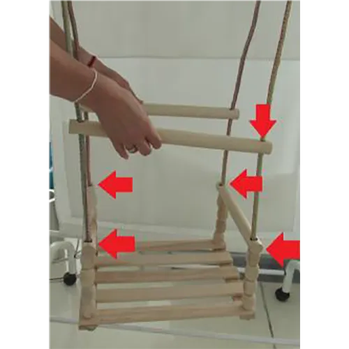 Balançoire suspendue pour enfants, avec une structure composée de cloisons mobiles en bois à travers lesquelles passe une corde, équipée d'un siège avec une barrière. Le système de suspension se compose d'une corde ancrée dans chaque coin de la balançoire et se termine par deux connecteurs avec des anneaux.