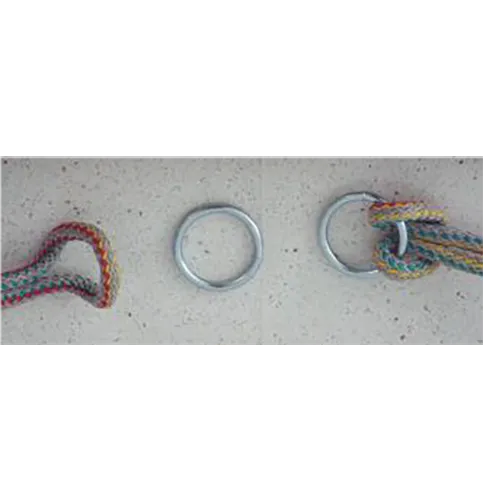 Balançoire suspendue pour enfants, avec une structure composée de cloisons mobiles en bois à travers lesquelles passe une corde, équipée d'un siège avec une barrière. Le système de suspension se compose d'une corde ancrée dans chaque coin de la balançoire et se termine par deux connecteurs avec des anneaux.