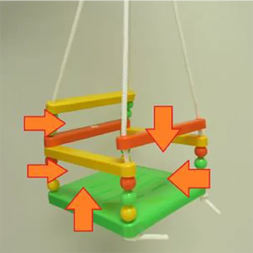 Balançoire suspendue pour enfants en plastique. Le système de suspension se compose d'une corde ancrée dans chaque coin de la balançoire et se termine par deux connecteurs avec des anneaux métalliques. Produit vendu en ligne, notamment via www.dracik.sk.