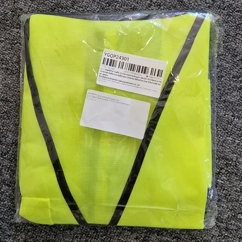 Gilet de sécurité jaune. Produit vendu en ligne, notamment via AliExpress (Numéro de produit: 1005008481912781).