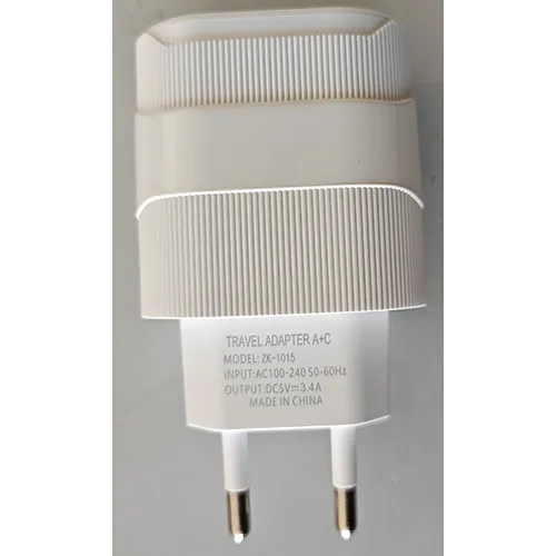 Adaptateur de voyage blanc avec un connecteur USB et une sortie USB-C.