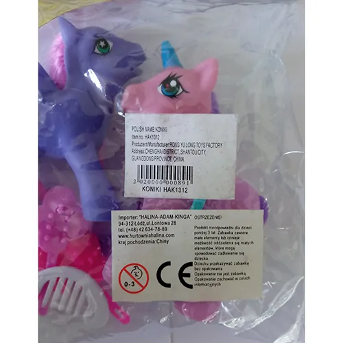 Ensemble de deux licornes en plastique souple.