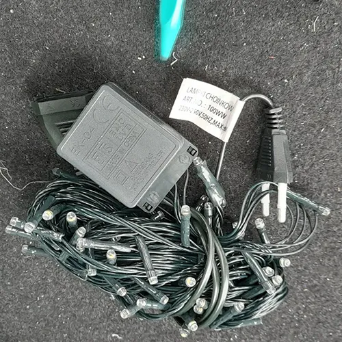 Chaîne d'éclairage composée de 100 LED, unité clignotante, marquage IP44, une prise plate et une prise plate et empilable.