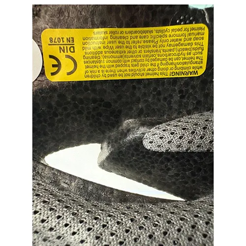 Casque de vélo noir. Produit vendu en ligne, notamment via Shein.