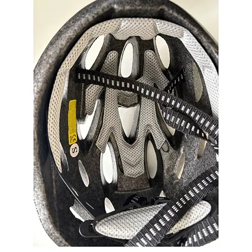 Casque de vélo noir. Produit vendu en ligne, notamment via Shein.