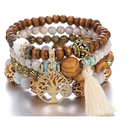 Ensemble de quatre bracelets perlés en bois et en plastique avec des charmes. Produit vendu en ligne, notamment via AliExpress.