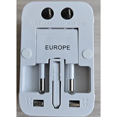 Adaptateur universel de voyage blanc.
