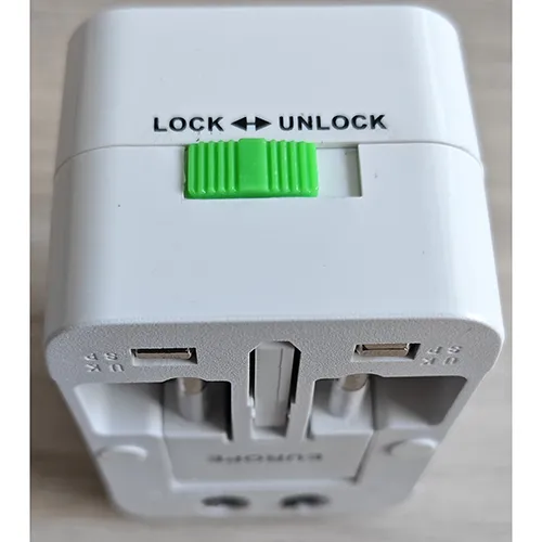 Adaptateur universel de voyage blanc.