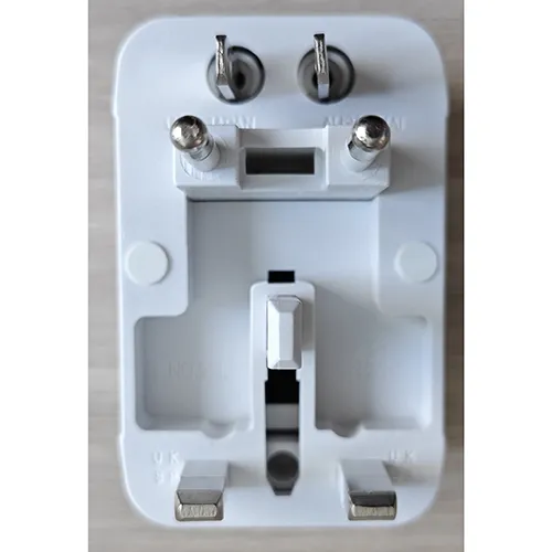 Adaptateur universel de voyage blanc.