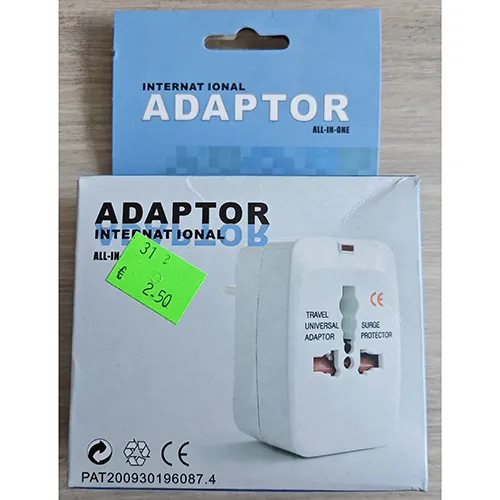 Adaptateur universel de voyage blanc.
