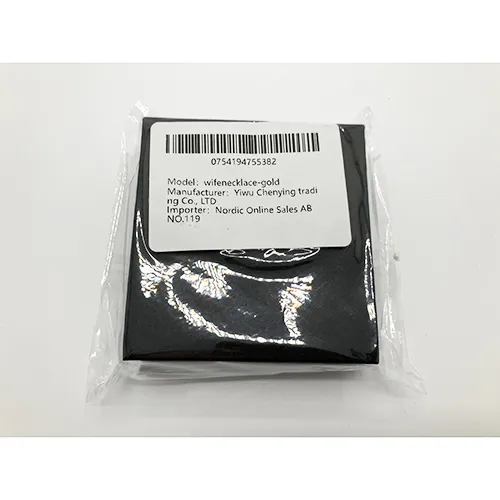 Collier doré au charme clouté de strass.