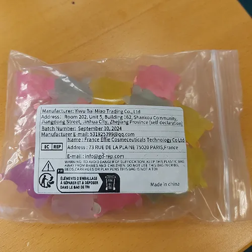 Paquet de 20 petits jouets en plastique en forme de cochon. Produit vendu en ligne, notamment via Temu.