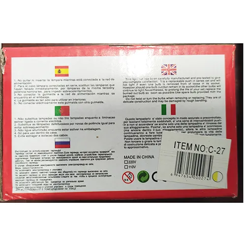Chaîne d'éclairage avec 100 LED vertes non remplaçables, une unité clignotante et une prise qui permet une extension avec des membres supplémentaires.