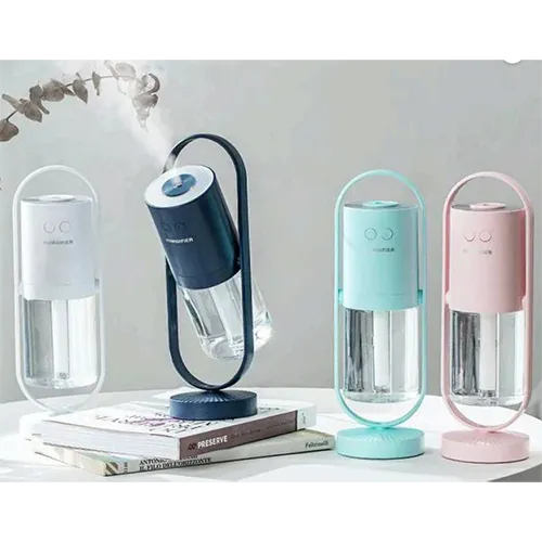 Humidificateur d'air avec fonctions lumineuses et un câble de charge. Produit vendu en ligne, notamment via Bykylie.se.