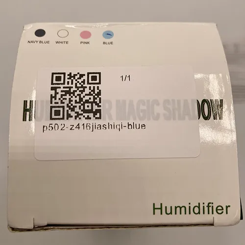 Humidificateur d'air avec fonctions lumineuses et un câble de charge. Produit vendu en ligne, notamment via Bykylie.se.