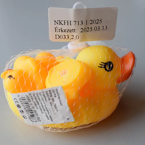 Famille de canards jouets en plastique jaune composée d'un canard plus grand et de trois canards plus petits.