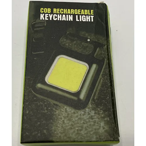 Lampe de poche à mousqueton, environ 4x4 cm destinée à fonctionner comme un ouvre-bouteille. Produit vendu en ligne, notamment via mylar.se.