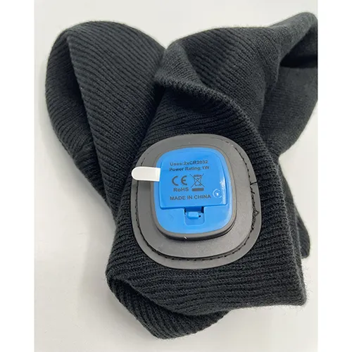 Bonnet noir tricoté serré avec une lampe LED sertie en simili cuir. Produit vendu en ligne, notamment via krisskydd.se.