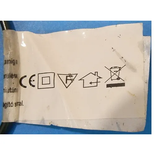 Chaîne d'éclairage, 10 mètres, avec des lumières LED non remplaçables qui peuvent être connectées directement à la tension du secteur, et une unité de commande clignotante.