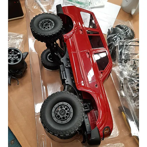 Jouet rouge radiocommandé ruck avec télécommande. Produit vendu en ligne, notamment via Amazon.