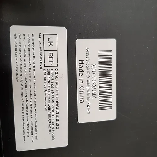 Jouet rouge radiocommandé ruck avec télécommande. Produit vendu en ligne, notamment via Amazon.