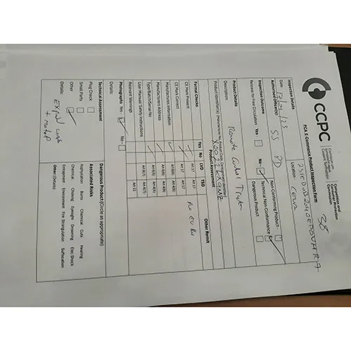 Jouet rouge radiocommandé ruck avec télécommande. Produit vendu en ligne, notamment via Amazon.