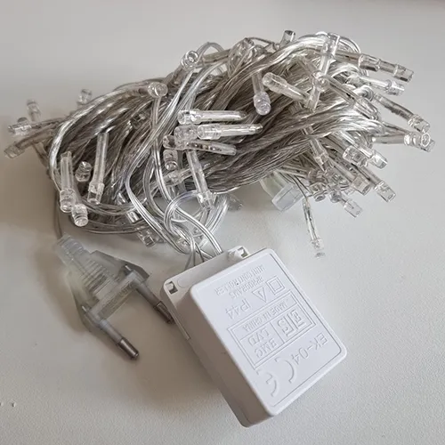 Chaîne d'éclairage avec 100 lampes LED, tension nominale de 250 VAC, et courant nominal de 2,5 A.