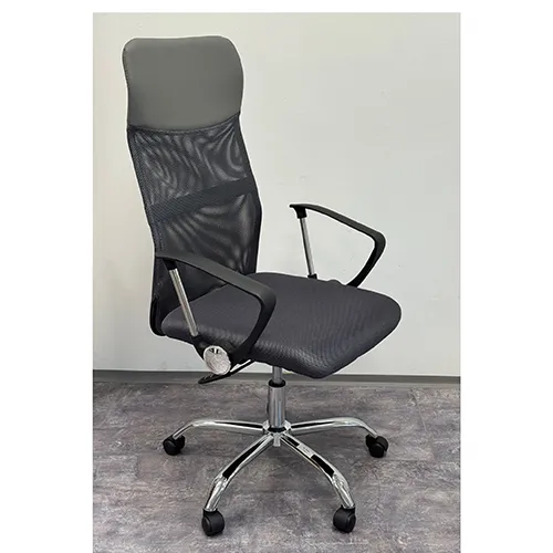 Chaise de bureau noire avec accoudoirs réglables, un siège en textile et un appui-tête recouvert de cuirette noire. Le cadre de la chaise est en plastique noir combiné avec des accessoires chromés. Produit vendu en ligne, notamment via merkurymarket.sk.