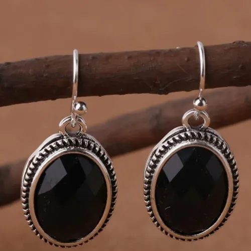 Paire de boucles d'oreilles. Produit vendu en ligne, notamment via Shein.
