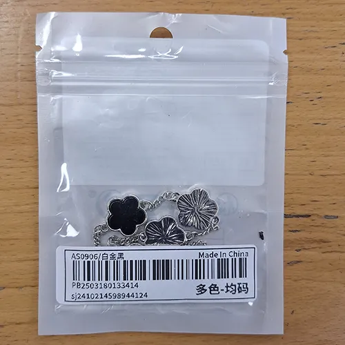 Bracelet, destiné aux hommes, en forme de trèfle à cinq feuilles. Produit vendu en ligne, notamment via eur.shein.com