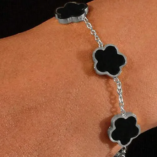 Bracelet, destiné aux hommes, en forme de trèfle à cinq feuilles. Produit vendu en ligne, notamment via eur.shein.com