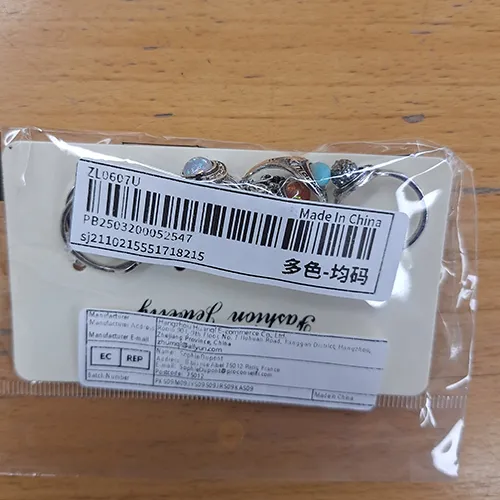 Ensemble de sept anneaux. Produit vendu en ligne, notamment via Shein.